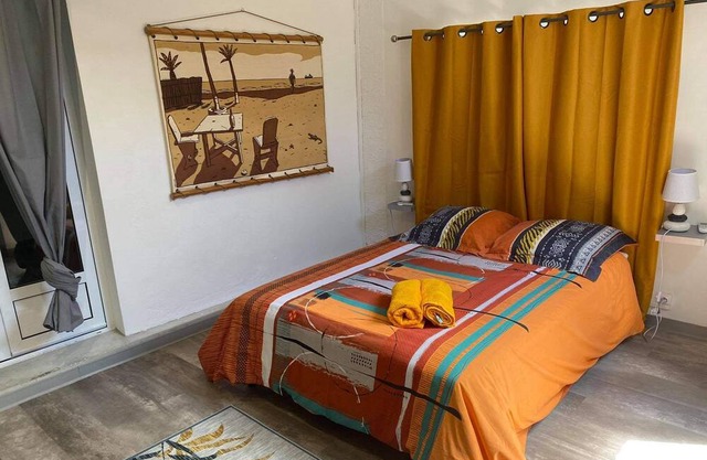 Cozy apartment, air-conditioned, near CHU, city center, coastal entrance (beaches)