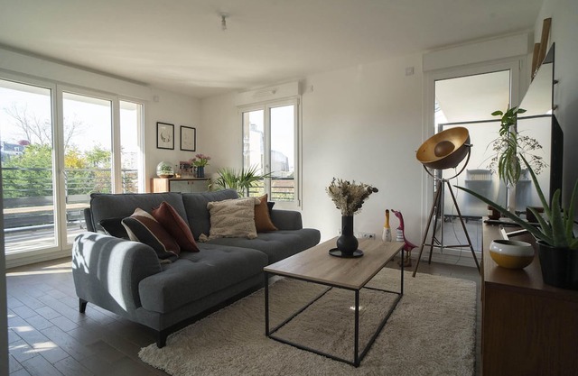 Modern Apt With Balcony Near Paris