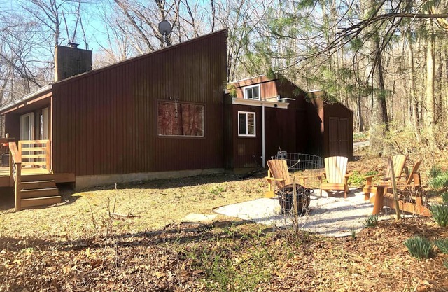 Cozy 3 bedroom, 2 bath pet friendly cabin retreat
