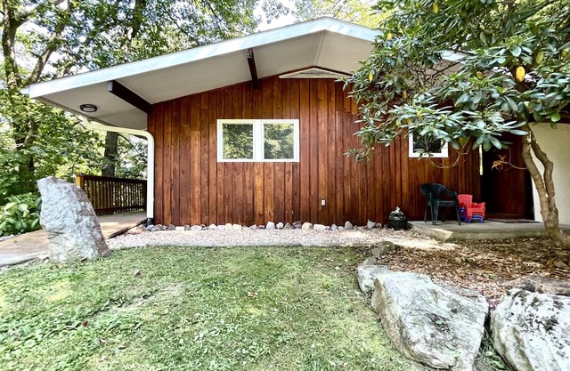 Wild Flower-Themed Retreat with a private hot tub