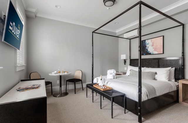 Thomas Waring House Suite C: Luxury and Relaxation