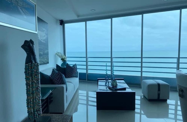 APARTMENT WITH SEA VIEW, 1 MINUTE FROM THE BEACH!
