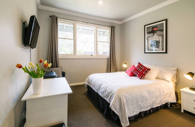 Charming light filled cottage 15mins out of Bendigo on large block.