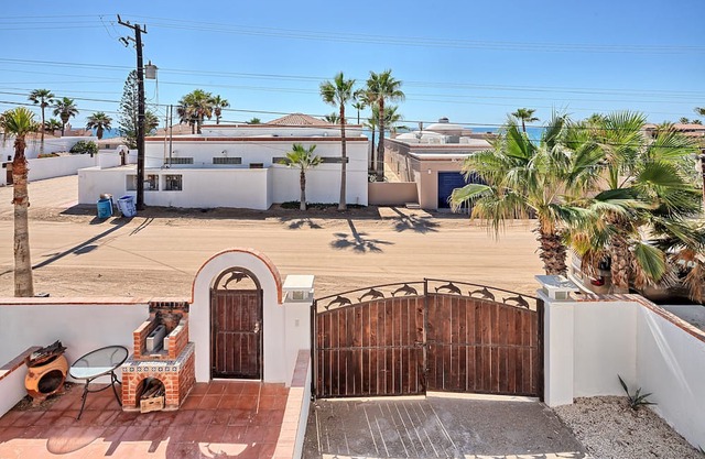 Arena y Sol - Vibrant two story home with colorful atmosphere