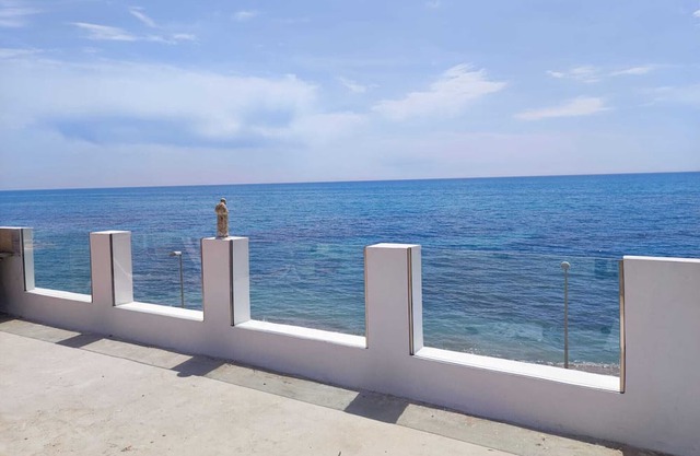 "Apartment for 4-5 people" with terrace by the sea, barbecue, deck chairs