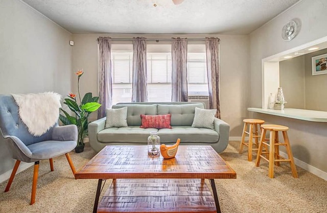 Cozy & Comfy - Few blocks away from Plaza District