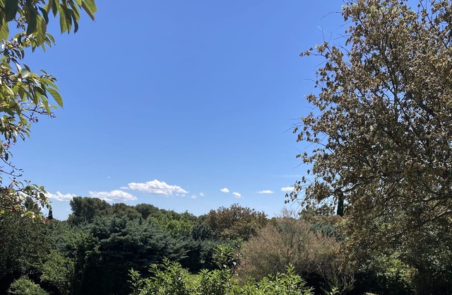 5 mn from Aix en Provence on the Ste Victoire site.