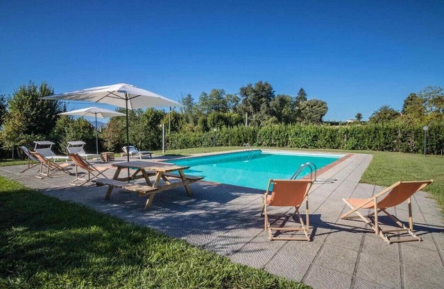 VIVI - villa with private pool. Free WiFi. Lucca.