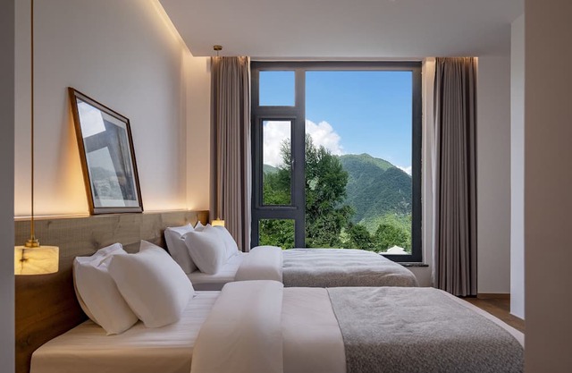 Yunfu Mid Hill Resort Hotel