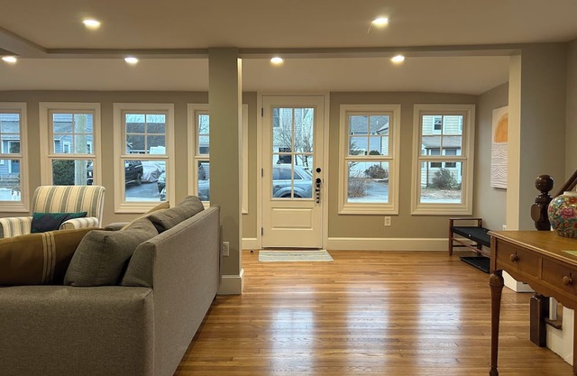 Cottage by the Bay: Cozy 2-bedroom house in charming Barrington with AC, WiFi