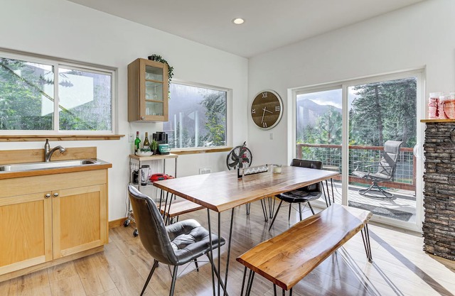 Lake Wenatchee Getaway w/Water & Mountain Views!