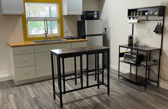 Charming 1-bedroom Guest Home with WiFi, AC in delightful Gallatin