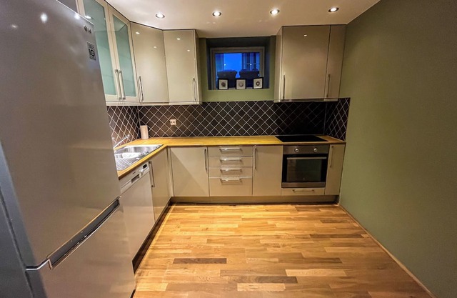 Two-Bedroom City Apartment with Fire Place and Free Parking - Calm and Central