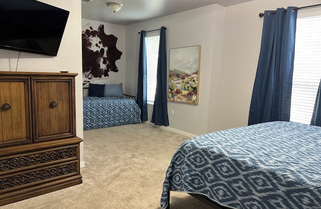 Blue Door on Aspen: Cozy 3BR Retreat with BBQ Grill & Playground for Families