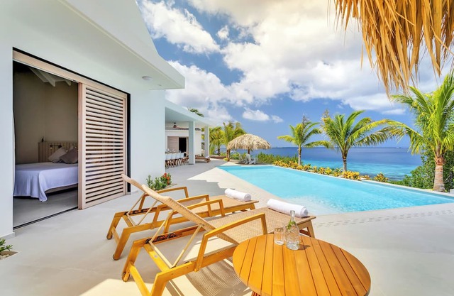 Villa Viteau, New! Luxurious oceanfront villa with private cinema