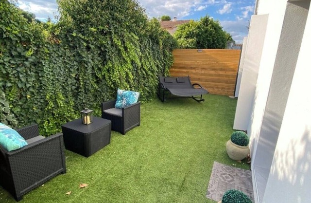 2-person apartment with Jacuzzi suite, garden, close to beaches.