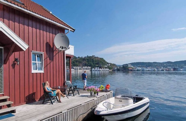 "Holiday apartment "Fagerstrand 2", Flekkefjord, in a beautiful location directly on the water, southern Norway, 2-3 persons, or 2 adults and 2 children, internet, living-dining area, 1 bedroom, 1 bathroom, non-smoking, changeover day Saturdays, n.