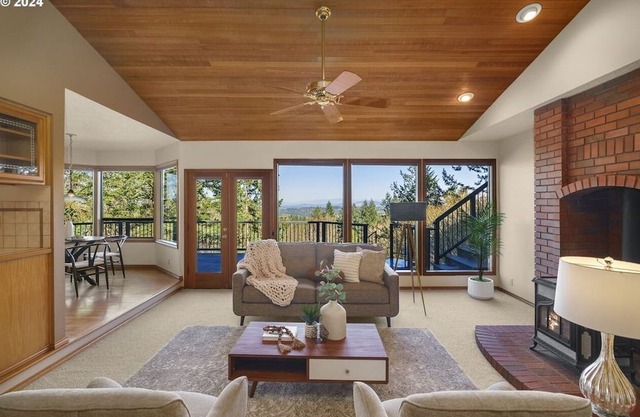 Cozy 4-bedroom house in tranquil Lake Oswego with AC - great views of Mt. Hood.