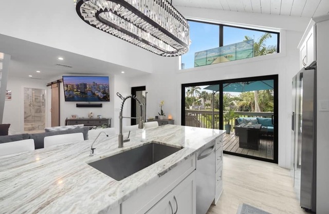 Condo with 3 bedrooms in fabulous Jupiter within a 5 minute walk to the beach