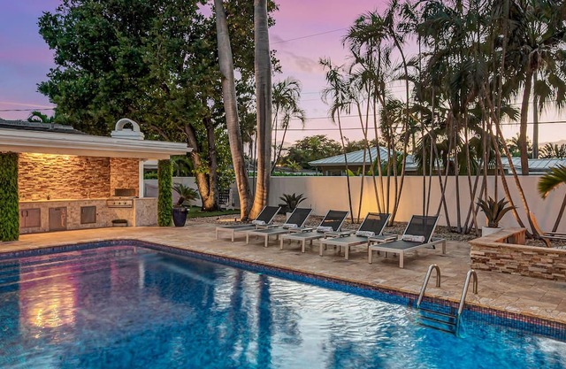 Private Neighborhood Heated Pool Walk To Beach Lush Surroundings Harbor Key