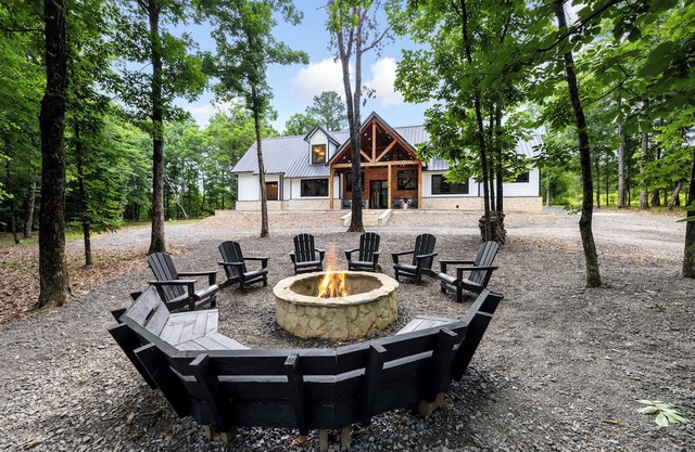 *NEW* Luxury Cabin Sleeps 16. Close to the Fun!