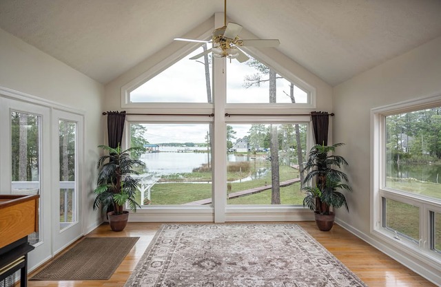 Deluxe Waterfront Family Escape. Fishing, Kayaking, Crabbing in your backyard!