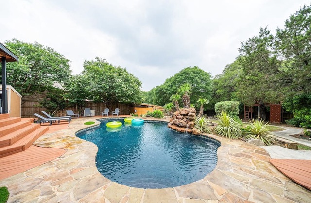 Spacious 4BR Villa w/ Private Pool, Near Six Flags