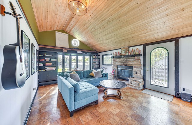 Charming Lake Pistakee Home w/ Kayaks & Patio!