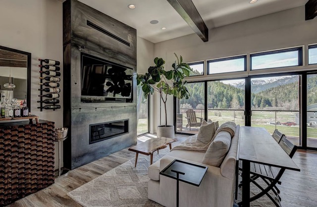 Luxurious Retreat: Mountain Views, King Bed, Sauna, Fast WiFi, Creek, 5 Acres