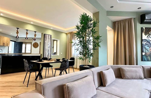The Tropical Luxury 2BR City Centre Retreat