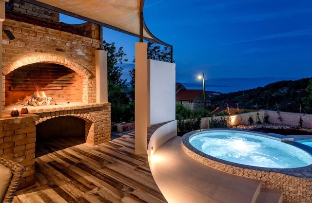 Luxury Sea View Villa w Pool, Garden, BBQ in Hvar