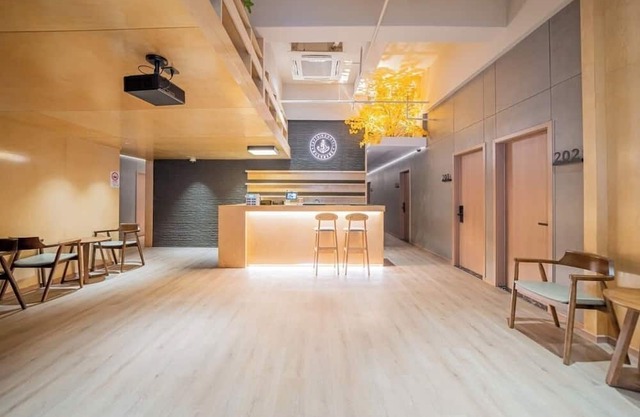 Captain No. 5 Youth Hotel