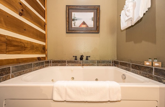 Mountainside Cabin 52R-Dog Friendly, Indoor Jetted Bathtub