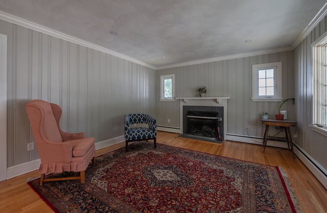 Wonderful 3 BR Home w/ Indoor Fireplace near CT Historical Places