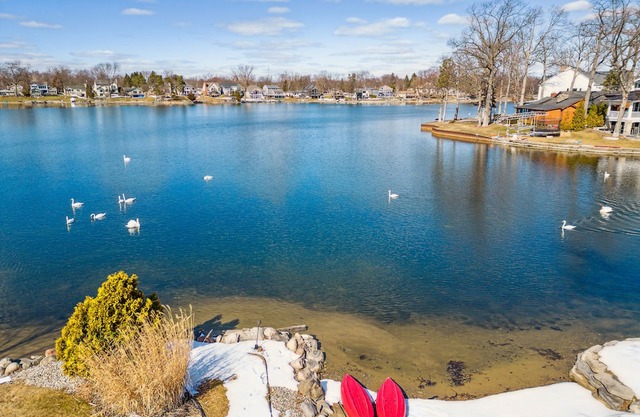 Lakeside Bliss Awaits!