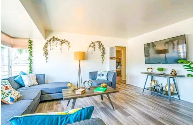 3 Bedroom Modern LuxeRetreat w/ BBQ & Billiards