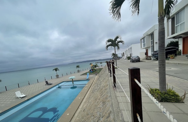 Hermosa Casa con Piscina Frente al mar y Acceso Privado a Playa
