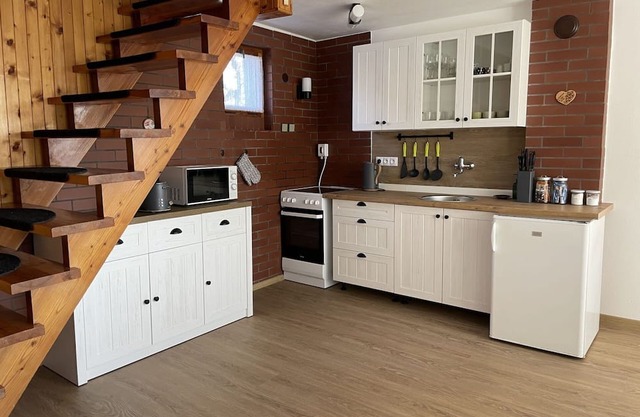Stunning private villa for 6 guests with WIFI, balcony, pets allowed and parking