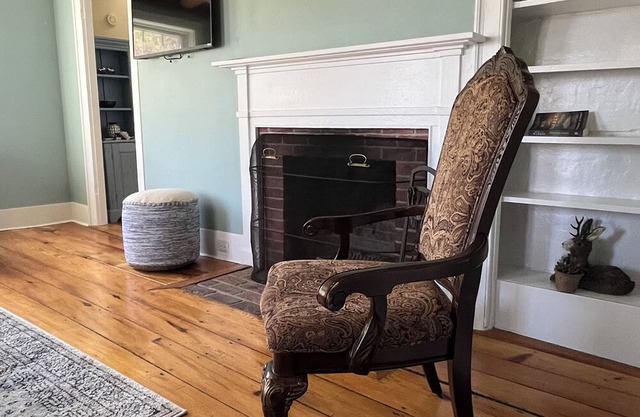 Charming Farm House "Roxy's Place" near lakes&beaches, Hot Tub Retreat!