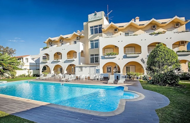 Escape to Our Private & Comfortable Hotel! Free Breakfast and Parking, 2 Pools!