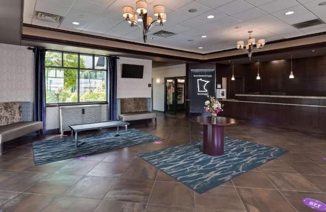 Bloomington Bliss: Elegant Stay with Free Wi-Fi & Breakfast Included