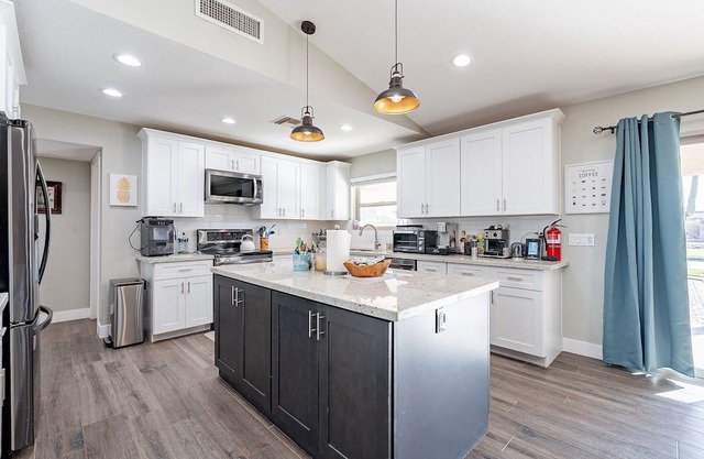 Spacious desert oasis! Room to play, tons of parking!
