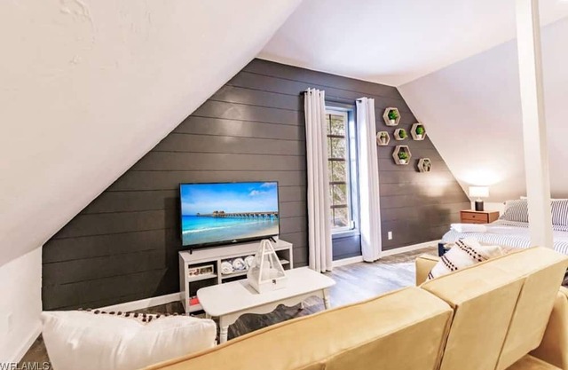 Beach, dining nearby, close to airports. Book now!