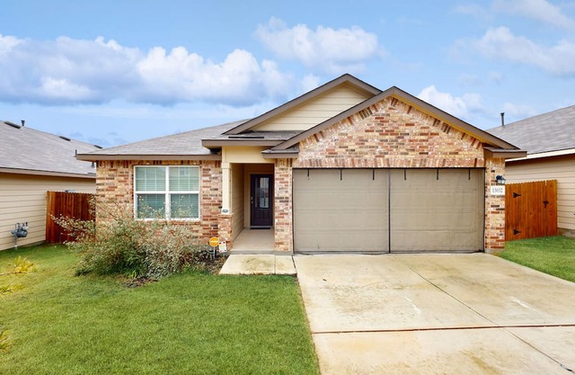 Dog-friendly single-level retreat with pool access, large yard, washer/dryer, AC