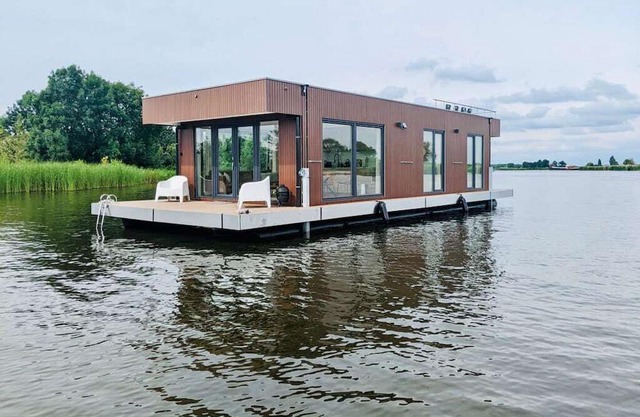 Houseboat: "De Walvis" at Kagerplassen with tender. 4+ 2 kids