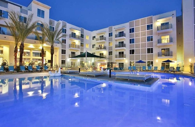 ✨Shopping & Dining District - Resort Pool - Views + King Bed💥