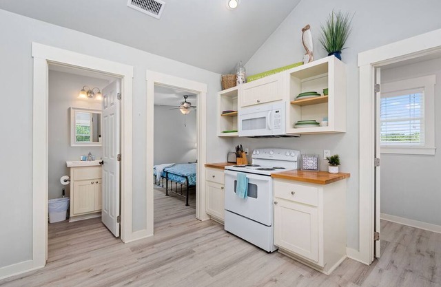 The Peaceful Palms Cottage - Community Pool and Pet Friendly