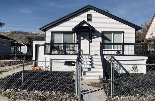 Cozy 2 bedroom, 1 bathroom apartment