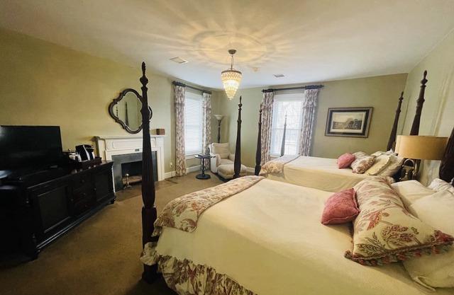 Steeplechase Room 2queen - Non- Smoking- No Pet