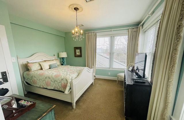 Arboretum Room queen - Non- Smoking- No Pet